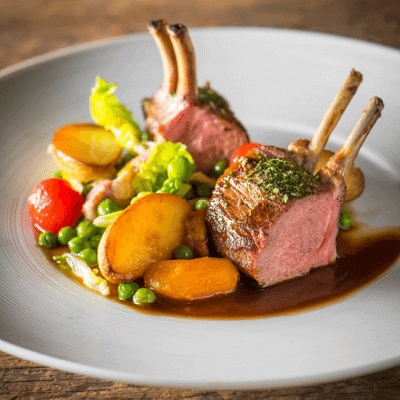 Gebraden lamscarré met erwtjes, krielaardappelen, gremolata en lamsjus